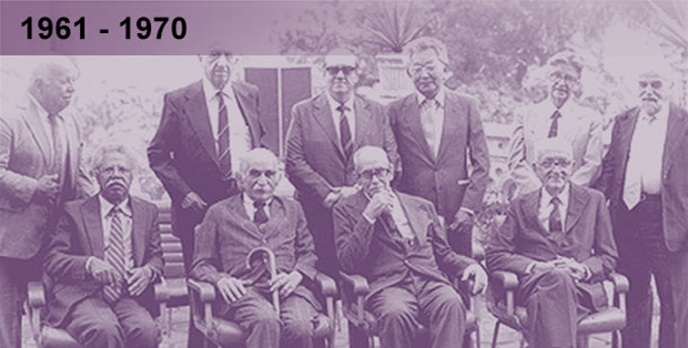 Imagem esmaecida em tons de anil de foto dos pesquisadores cassados durante a ditadura militar, sentados e de pé lado a lado
